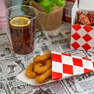 Кутия за пържени картофи с места за сос, червена решетка, 500 мл