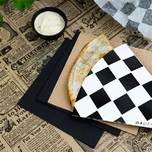 Rożek crepe papierowy, czarna kratka, 179x179mm